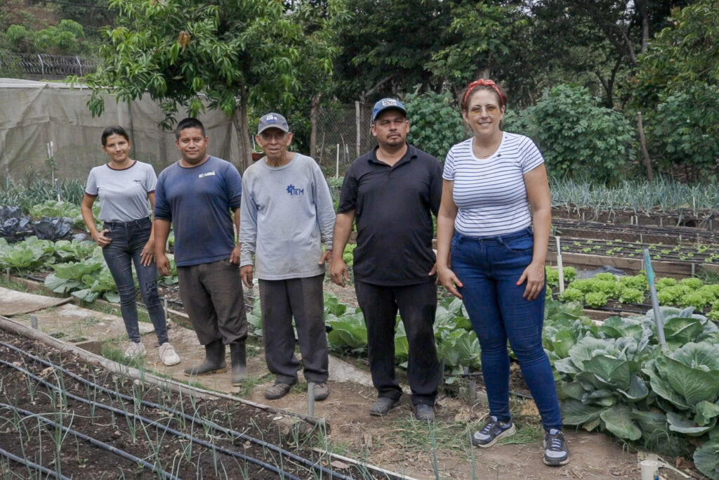 Programa Ayudando a Quienes Ayudan fgk Emprendimiento Social