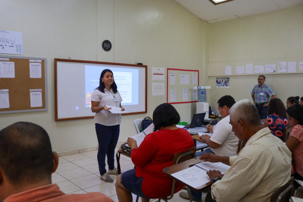 talleres comunitarios Ayudando a quienes Ayudan FGK