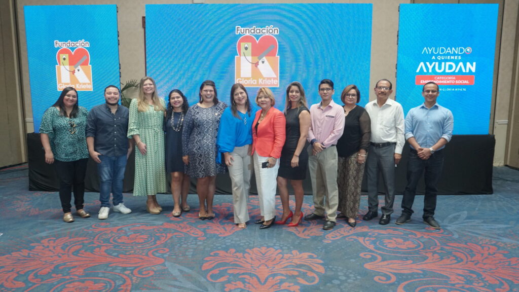 Ayudando-a-quienes-ayudan-emprendimiento-social-scaled-1-1024x576