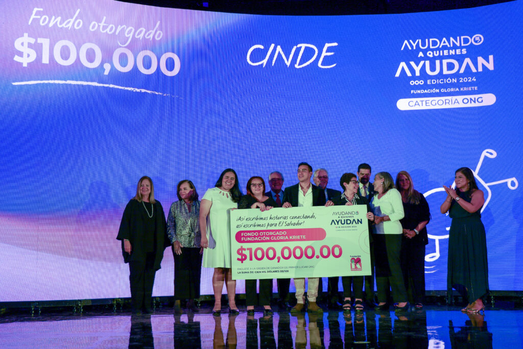 Entrega de fondos programa Ayudando a quienes ayudan AAQA Fundación Gloria Kriete FGK